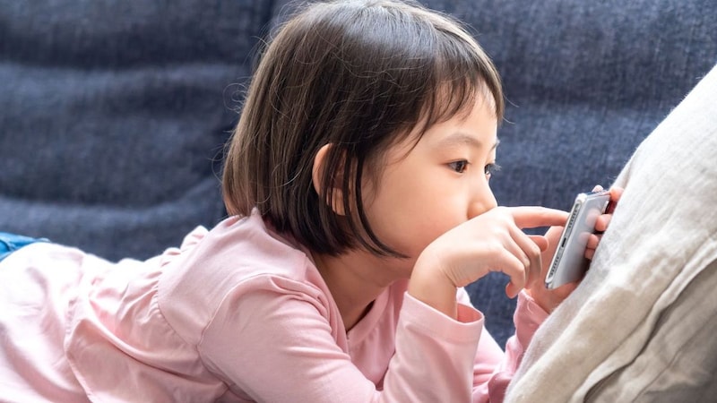「孫は、もういいですわ…」朝から晩までスマホに釘付けな息子一家のお盆滞在1週間。76歳夫婦にドッと押し寄せた疲労と“本音”