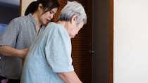 「私、もう限界かも…」年金月10万円・78歳母の介護を続けた54歳娘の後悔。〈特養〉を申し込んだ2年後、念願の入居と引き換えに払った“大きすぎる代償”【元介護施設職員のFPが解説】