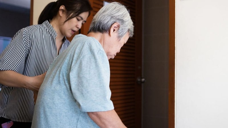 「私、もう限界かも…」年金月10万円・78歳母の介護を続けた54歳娘の後悔。〈特養〉を申し込んだ2年後、念願の入居と引き換えに払った“大きすぎる代償”【元介護施設職員のFPが解説】