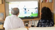 「年金月26万円」の範囲内で生活…〈貯金3,000万円〉70代夫婦の後悔。「行けばよかった…」海外で暮らす娘に会えなくなった“残酷な現実”【CFPの助言】