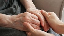 「子どもには頼りたくないから…」自ら老人ホームへ入った74歳母。半年ぶり、面会日に再会した47歳娘が〈言葉を詰まらせた〉ワケ