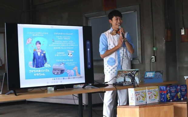 イベントに登壇した「さかなのおにいさん かわちゃん」（画像提供：東洋ナッツ食品）