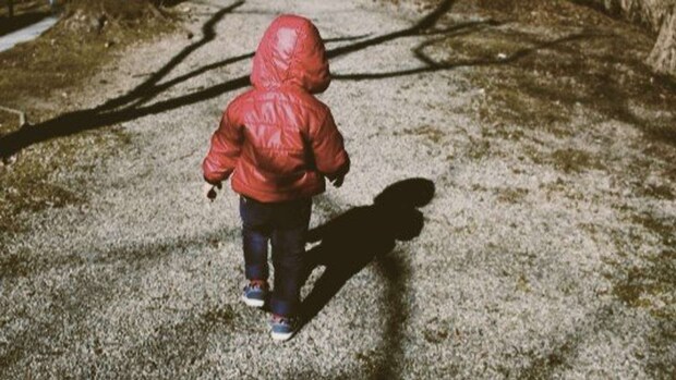 どんぐり探し人増加の季節?(画像はphotoACより、フリー写真)