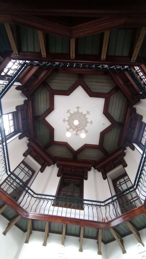 岩手銀行赤レンガ館エントランスホール、八角形の天井 「松岡誠一(仏像文化財修復工房)」さん(@mokujiki2)さんの投稿より