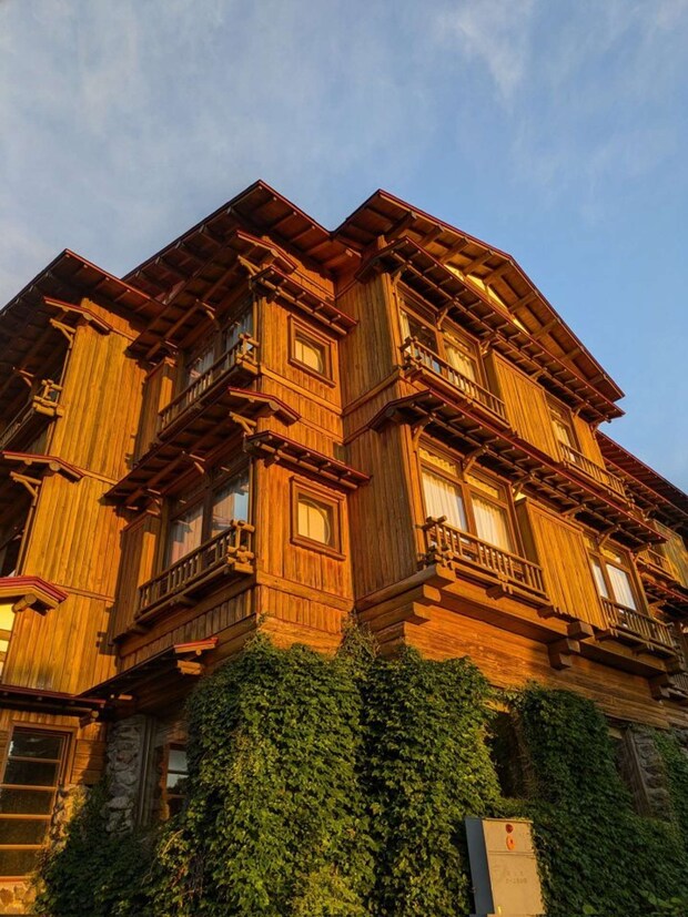 十和田ホテル・外観（「泊まれる文化財の世界『お宿図鑑』著者」（＠rninopon）吉宮 晴紀さんの投稿より、再掲）