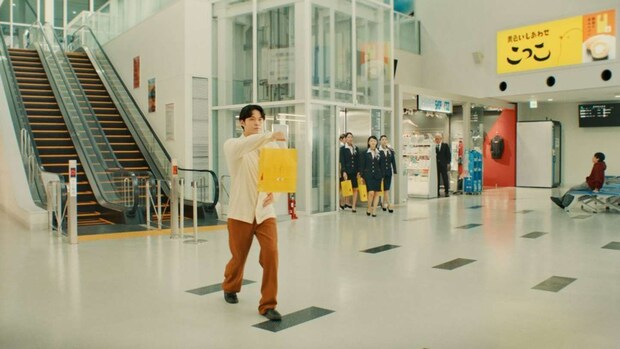 「こっこ エスカレーター」篇のワンシーン(画像はプレスリリースより)