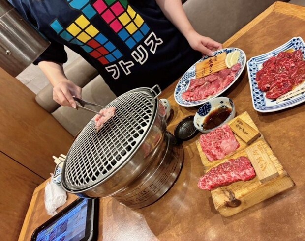 妻と焼肉へ(画像は@NEWFROG_kakeruさん提供)