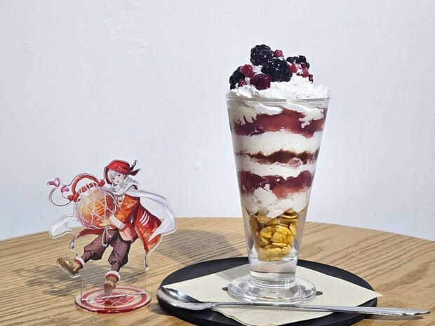 日和山灯台のパフェと日和山灯台のキャラクターのアクリルスタンド(画像は編集部撮影)