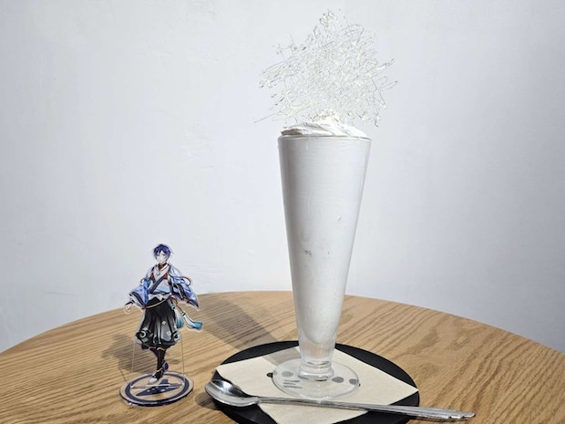 御前埼灯台のパフェと御前埼灯台のキャラクターのアクリルスタンド(画像は編集部撮影)