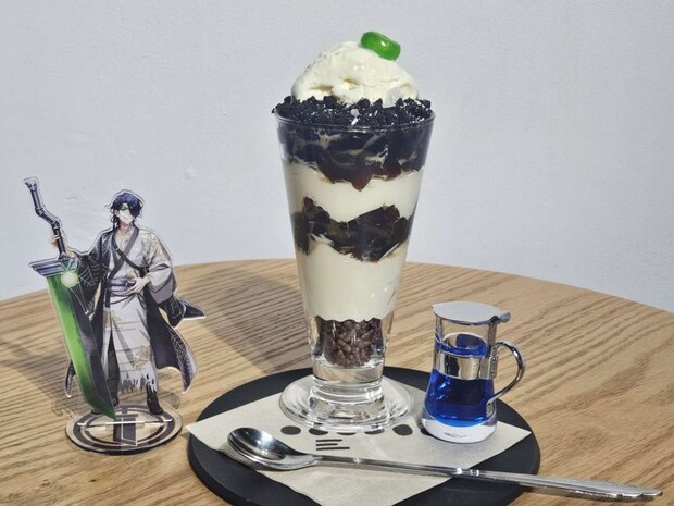 神威岬灯台のパフェと神威岬灯台のキャラクターのアクリルスタンド(画像は編集部撮影)