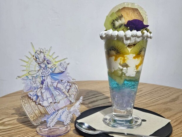 観音埼灯台のパフェと観音埼灯台のキャラクターのアクリルスタンド(画像は編集部撮影)