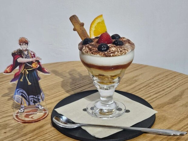 室戸岬灯台のパフェと室戸岬灯台のキャラクターのアクリルスタンド(画像は編集部撮影)