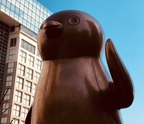 東京には、誰もが肖像画を持つ「最高指導者」がいる？ その偉大なる像に謁見してきました