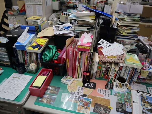 先生たちの机もこの再現度