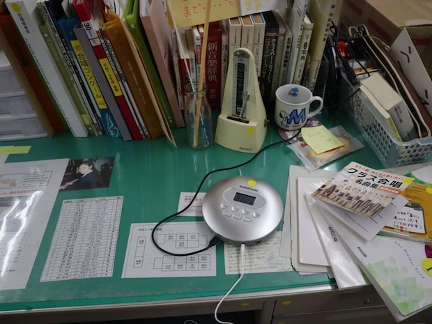 ポータブルCDプレイヤーからは合唱曲が流れていた