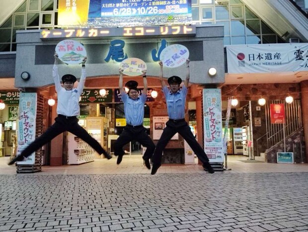 みんなでジャンプ!(画像は高尾山ケーブルカー公式Xアカウントより)