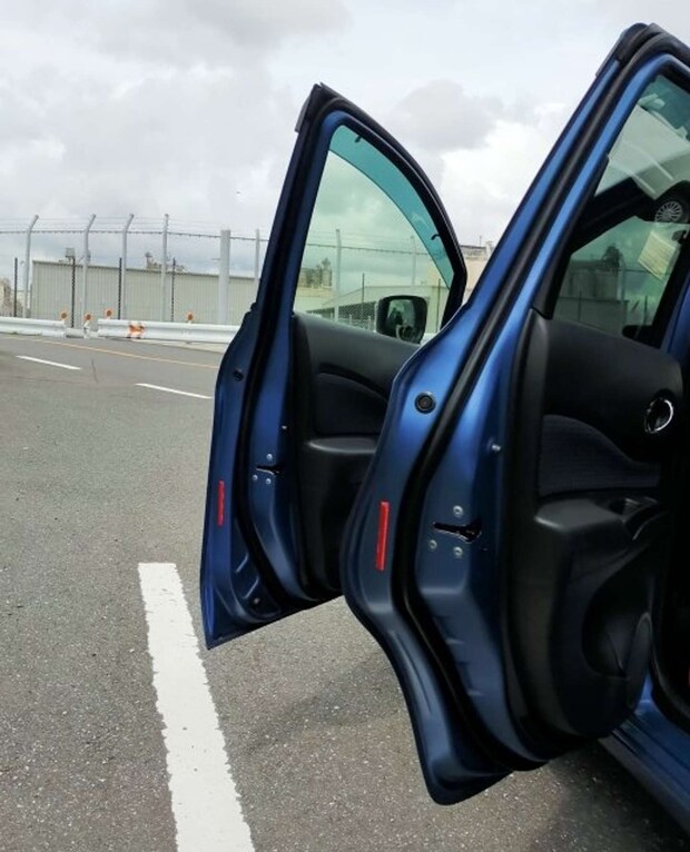 ドアを開けてくれた女性がいて...(画像はphotoACより)