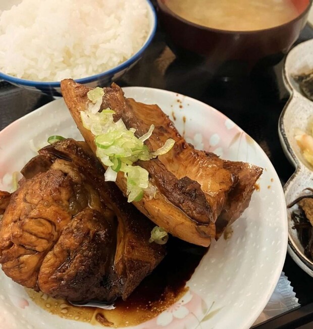 メカジキのカマ煮定食、900円 「鶴亀の湯・鶴亀食堂」インスタグラムより