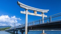 「まるで神様の通り道」　蒲郡・竹島へ向かう一本橋...透き通る海と鳥居が美しい