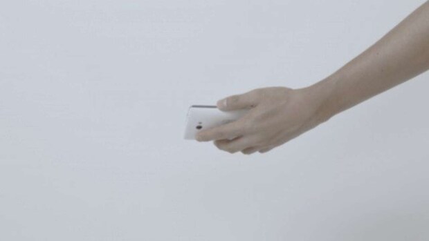 ポケットからケータイを出し入れしながら...(画像はphotoACより)