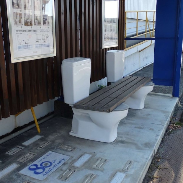 旧トイレベンチ(画像はジャニス工業の公式X@janis_frontslimの2021年の投稿より)