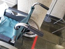 「車椅子に夫を座らせようと病院前で苦戦するお婆さん。危険だと思い、松葉杖の私が手を貸すと...」（50代女性）