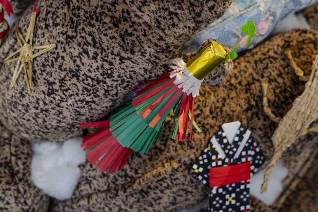 木津川市・相楽神社の「餅花祭」の装飾「餅花」など、豊作を願う祭事をモチーフにした装飾(画像提供:京都水族館)