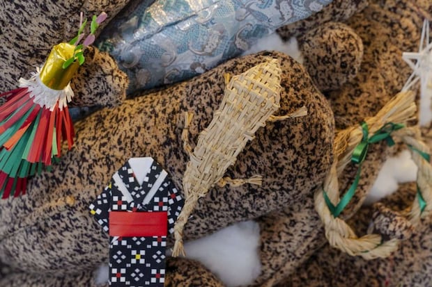 稲藁で制作したオーナメントなどで装飾