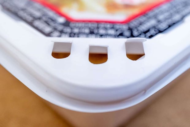 昔懐かしい爪付きの容器