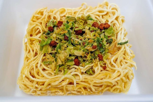 先入れの麺とかやく