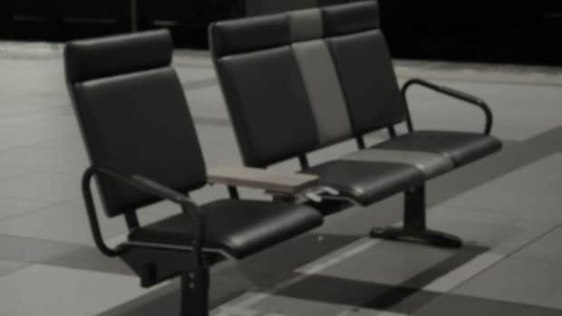 駅のホームで...(画像はphotoACより)