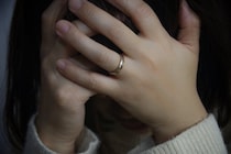 「つわりで体調が悪い中、満員電車で通勤していた私。駅のベンチで休んでいたら、隣にいた女性客が...」（東京都・30代女性）