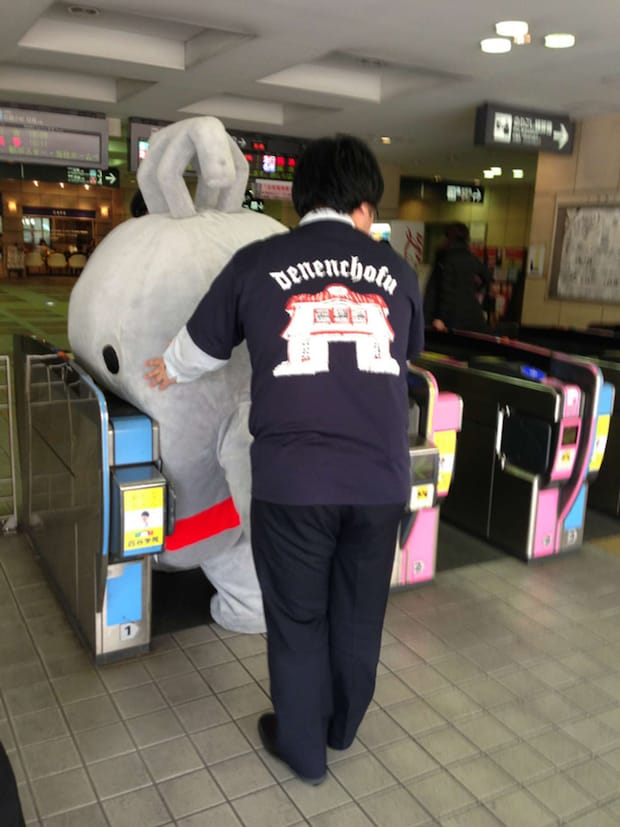 2013年に改札に挟まっていたのるるん(画像はいし@mk_ishiさんの投稿より)