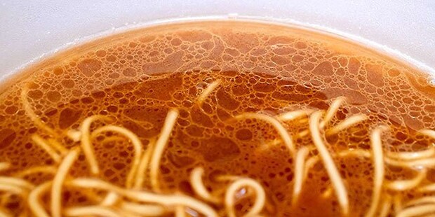 スープ表面の大量の油脂