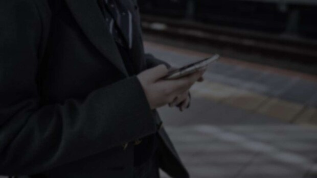 冬の夜、電車で（画像はphotoAC）