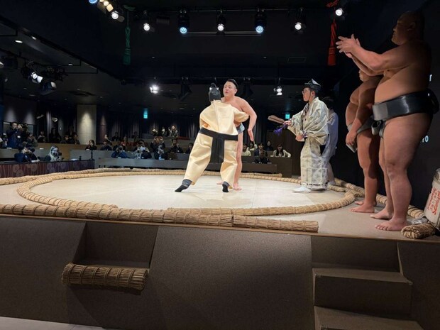 「相撲スーツ」を着て、いざ力士に挑戦！