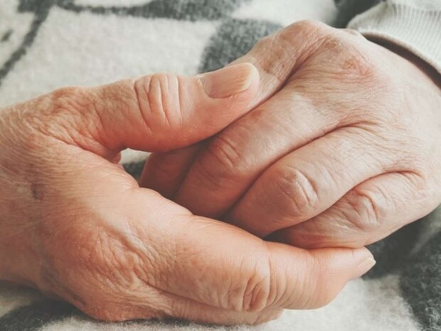 隣の席の老婦人が...(画像はphotoAC)