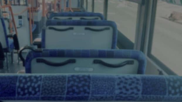 習い事へ行くバスで...(画像はphotoAC)