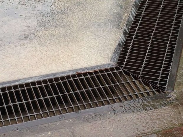 雨の日の運動会で(画像はphotoAC)