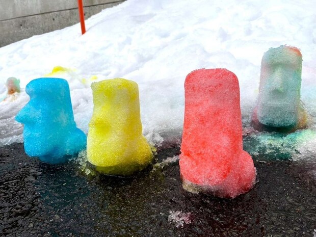 いま、モアイがアツイ!(池田工業社のX投稿より、「ユキダルマ専用カラースプレー」との合わせ技)