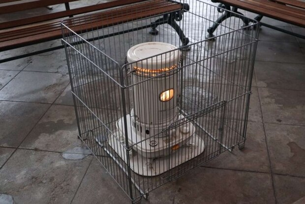 ストーブに当たらせてもらい...(画像はphotoAC)