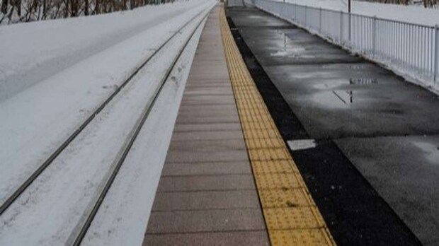雪の元旦、駅で(画像はphotoAC)