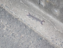 これは見事な埋まりっぷり　通勤路で発見された「スパナの化石」が話題に