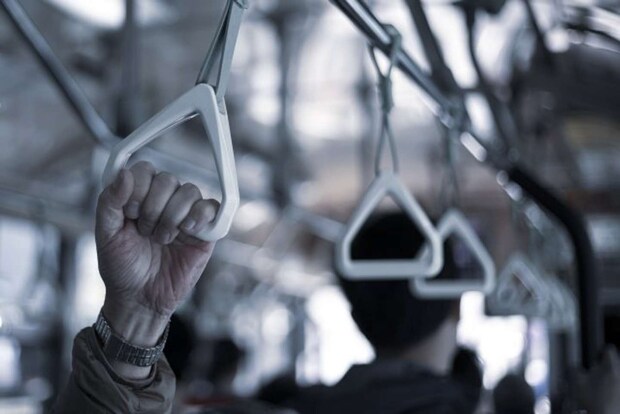 話を聞いていた誰かが...(画像はphotoAC)