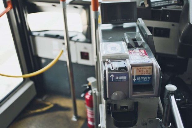 路線バスでお金を落として...(画像はphotoAC)