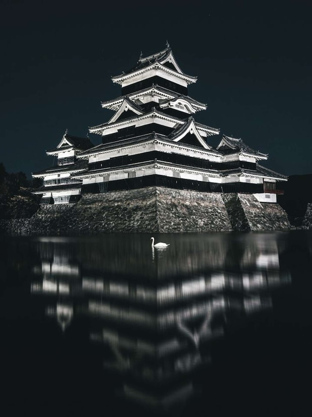 はるはら(@haruhara_kun)さんの投稿より、とある深夜の松本城