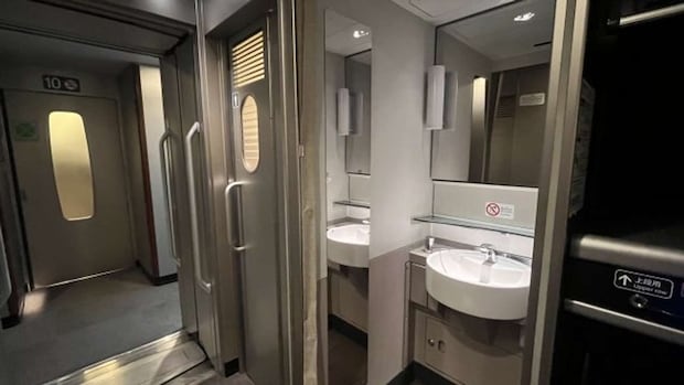 デッキで立っていたら...（画像はphotoAC）