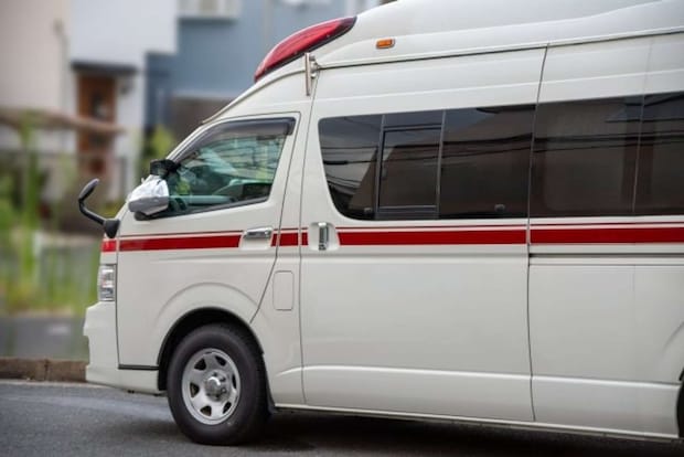 救急車で運ばれて（画像はphotoAC)