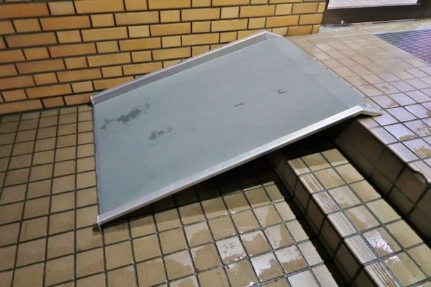 段差で転んだときに...(画像はphotoAC)