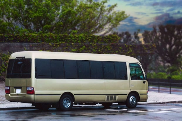 マイクロバスに乗せてもらって(画像はphotoAC)